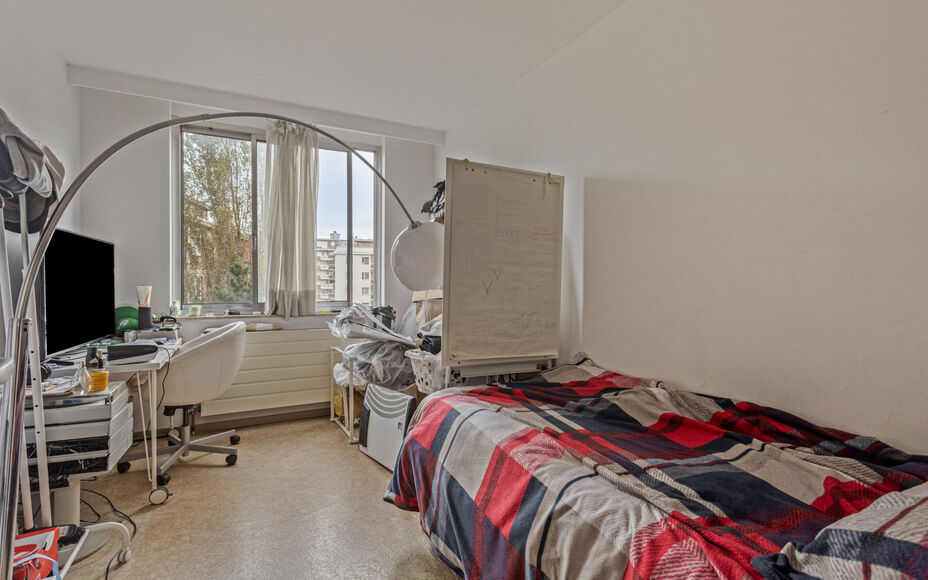 Leemans Immobiliën biedt u dit appartement in centrum Sint-Agatha-Berchem. Het appartement bevindt zich op het 7e verdiep en biedt een prachtig zicht op Brussel. Het gebouw is voorzien van een lift. Door zijn centrale ligging zijn invalswegen, winkels ,o