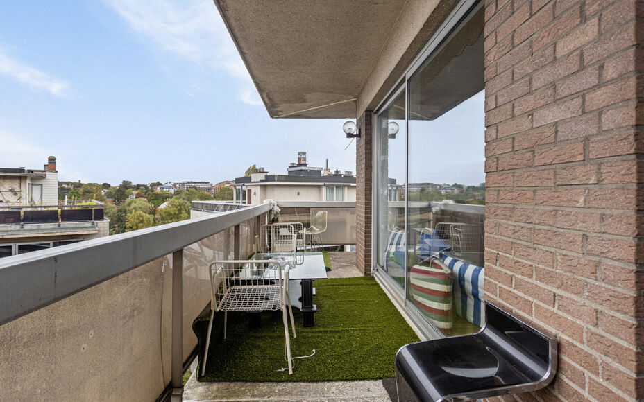 Leemans Immobiliën biedt u dit appartement in centrum Sint-Agatha-Berchem. Het appartement bevindt zich op het 7e verdiep en biedt een prachtig zicht op Brussel. Het gebouw is voorzien van een lift. Door zijn centrale ligging zijn invalswegen, winkels ,o