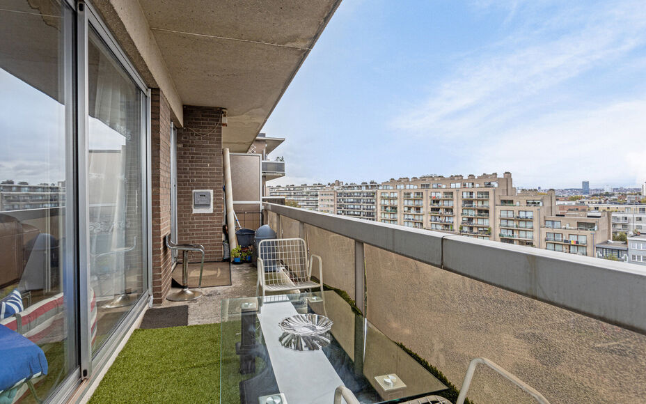 Leemans Immobiliën biedt u dit appartement in centrum Sint-Agatha-Berchem. Het appartement bevindt zich op het 7e verdiep en biedt een prachtig zicht op Brussel. Het gebouw is voorzien van een lift. Door zijn centrale ligging zijn invalswegen, winkels ,o