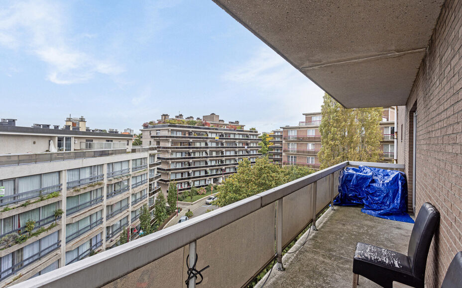Leemans Immobiliën biedt u dit appartement in centrum Sint-Agatha-Berchem. Het appartement bevindt zich op het 7e verdiep en biedt een prachtig zicht op Brussel. Het gebouw is voorzien van een lift. Door zijn centrale ligging zijn invalswegen, winkels ,o