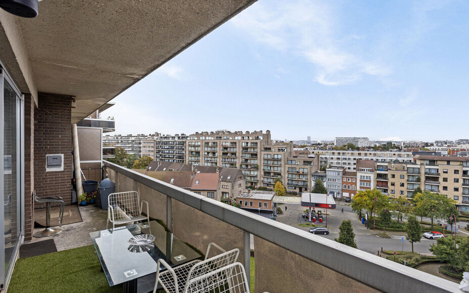 Leemans Immobiliën biedt u dit appartement in centrum Sint-Agatha-Berchem. Het appartement bevindt zich op het 7e verdiep en biedt een prachtig zicht op Brussel. Het gebouw is voorzien van een lift. Door zijn centrale ligging zijn invalswegen, winkels ,o
