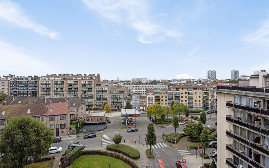 Leemans Immobiliën biedt u dit appartement in centrum Sint-Agatha-Berchem. Het appartement bevindt zich op het 7e verdiep en biedt een prachtig zicht op Brussel. Het gebouw is voorzien van een lift. Door zijn centrale ligging zijn invalswegen, winkels ,o