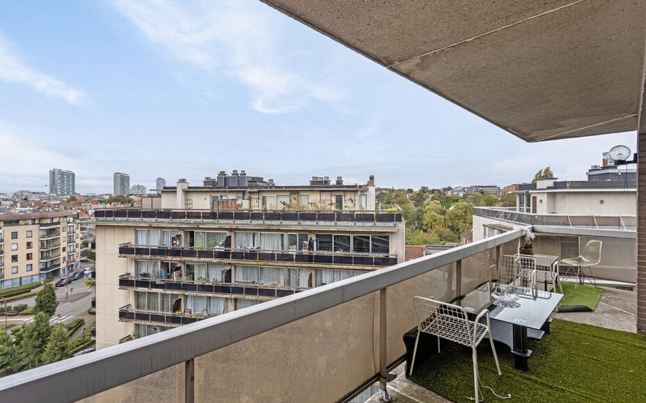 Leemans Immobiliën biedt u dit appartement in centrum Sint-Agatha-Berchem. Het appartement bevindt zich op het 7e verdiep en biedt een prachtig zicht op Brussel. Het gebouw is voorzien van een lift. Door zijn centrale ligging zijn invalswegen, winkels ,o
