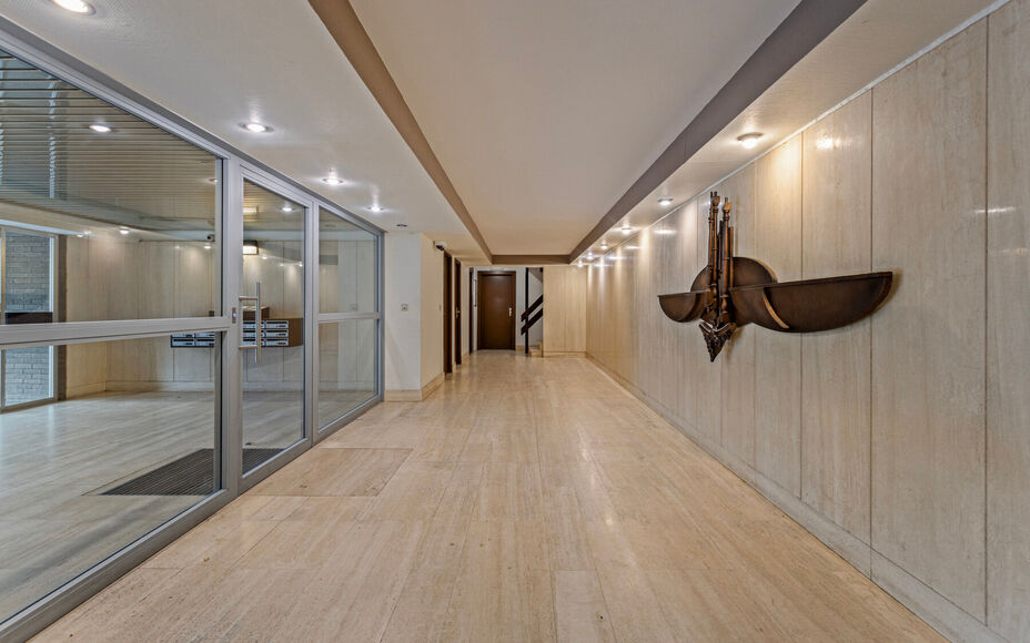 Leemans Immobiliën biedt u dit appartement in centrum Sint-Agatha-Berchem. Het appartement bevindt zich op het 7e verdiep en biedt een prachtig zicht op Brussel. Het gebouw is voorzien van een lift. Door zijn centrale ligging zijn invalswegen, winkels ,o