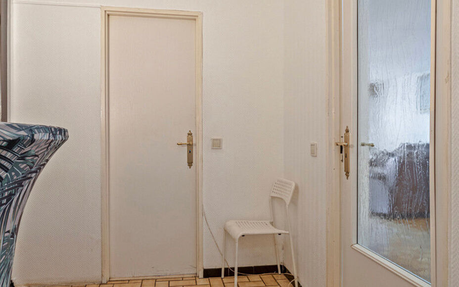 Leemans Immobiliën biedt u dit appartement in centrum Sint-Agatha-Berchem. Het appartement bevindt zich op het 7e verdiep en biedt een prachtig zicht op Brussel. Het gebouw is voorzien van een lift. Door zijn centrale ligging zijn invalswegen, winkels ,o