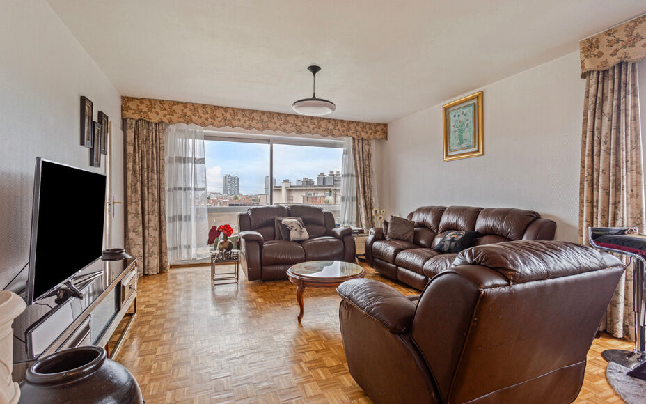 Leemans Immobiliën biedt u dit appartement in centrum Sint-Agatha-Berchem. Het appartement bevindt zich op het 7e verdiep en biedt een prachtig zicht op Brussel. Het gebouw is voorzien van een lift. Door zijn centrale ligging zijn invalswegen, winkels ,o
