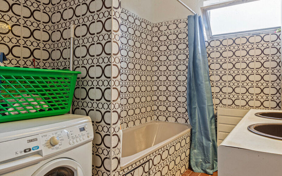 Leemans Immobiliën biedt u dit appartement in centrum Sint-Agatha-Berchem. Het appartement bevindt zich op het 7e verdiep en biedt een prachtig zicht op Brussel. Het gebouw is voorzien van een lift. Door zijn centrale ligging zijn invalswegen, winkels ,o
