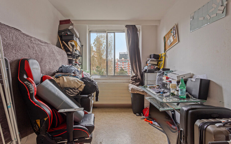 Leemans Immobiliën biedt u dit appartement in centrum Sint-Agatha-Berchem. Het appartement bevindt zich op het 7e verdiep en biedt een prachtig zicht op Brussel. Het gebouw is voorzien van een lift. Door zijn centrale ligging zijn invalswegen, winkels ,o