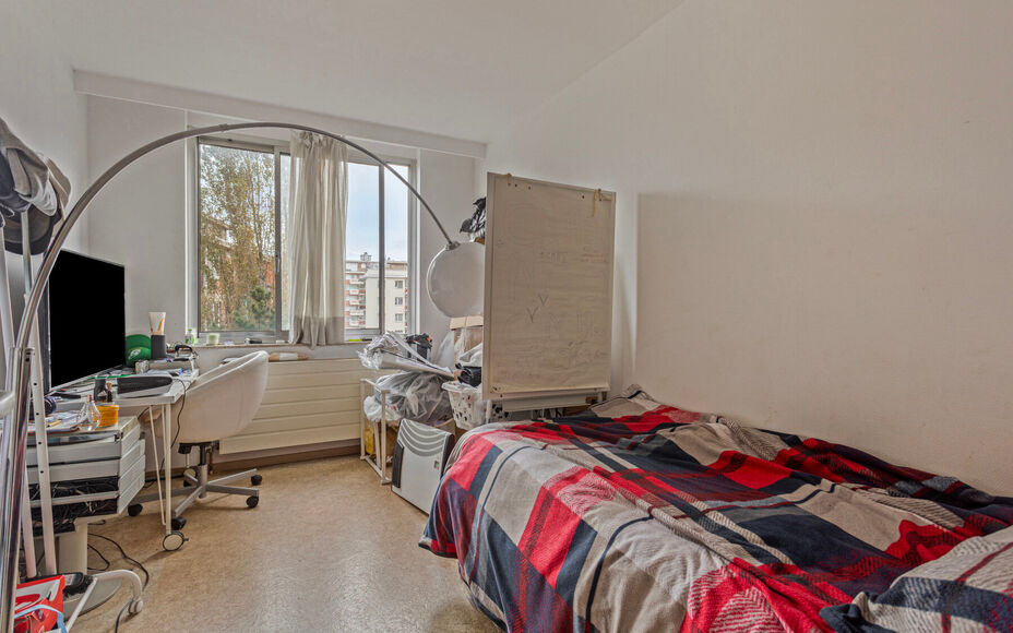 Leemans Immobiliën biedt u dit appartement in centrum Sint-Agatha-Berchem. Het appartement bevindt zich op het 7e verdiep en biedt een prachtig zicht op Brussel. Het gebouw is voorzien van een lift. Door zijn centrale ligging zijn invalswegen, winkels ,o