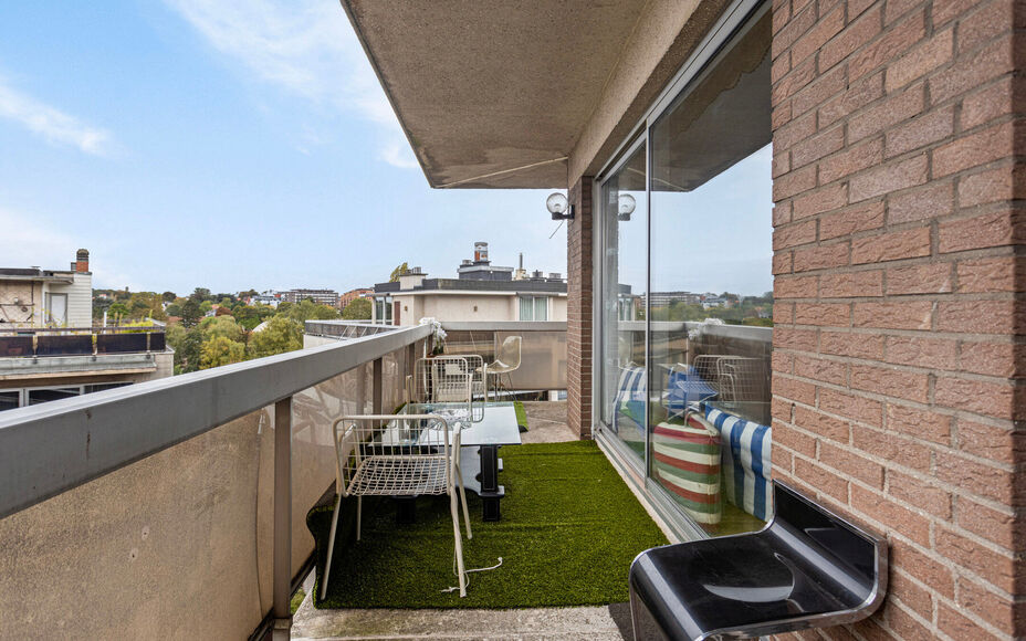Leemans Immobiliën biedt u dit appartement in centrum Sint-Agatha-Berchem. Het appartement bevindt zich op het 7e verdiep en biedt een prachtig zicht op Brussel. Het gebouw is voorzien van een lift. Door zijn centrale ligging zijn invalswegen, winkels ,o