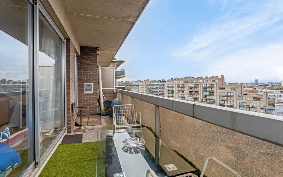 Leemans Immobiliën biedt u dit appartement in centrum Sint-Agatha-Berchem. Het appartement bevindt zich op het 7e verdiep en biedt een prachtig zicht op Brussel. Het gebouw is voorzien van een lift. Door zijn centrale ligging zijn invalswegen, winkels ,o
