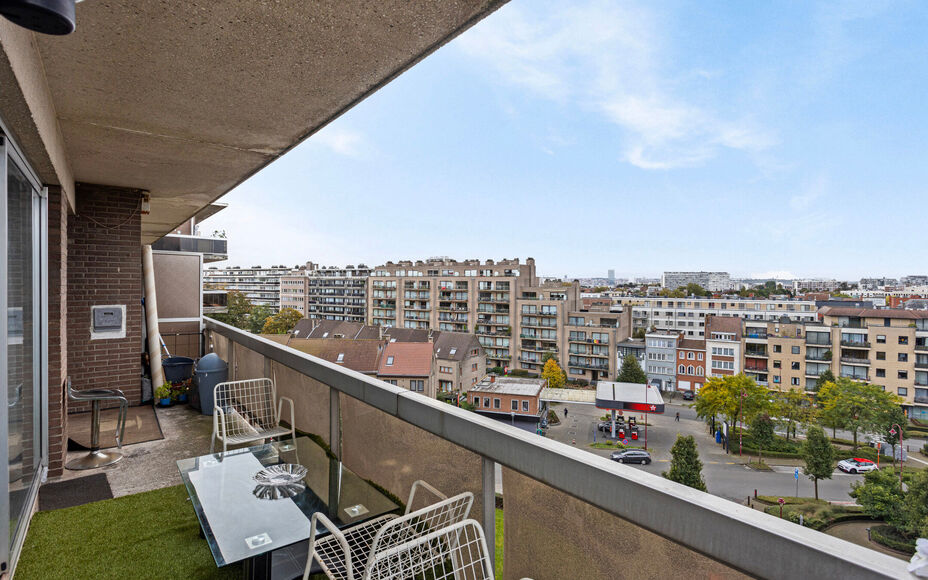 Leemans Immobiliën biedt u dit appartement in centrum Sint-Agatha-Berchem. Het appartement bevindt zich op het 7e verdiep en biedt een prachtig zicht op Brussel. Het gebouw is voorzien van een lift. Door zijn centrale ligging zijn invalswegen, winkels ,o