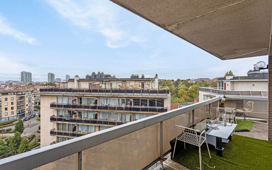 Leemans Immobiliën biedt u dit appartement in centrum Sint-Agatha-Berchem. Het appartement bevindt zich op het 7e verdiep en biedt een prachtig zicht op Brussel. Het gebouw is voorzien van een lift. Door zijn centrale ligging zijn invalswegen, winkels ,o
