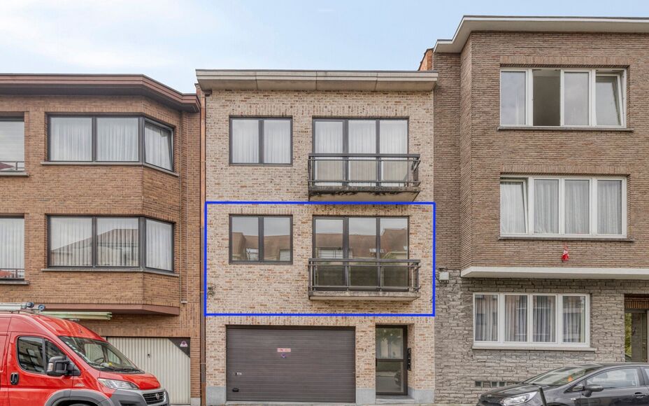 LEEMANS IMMOBILIËN biedt u dit zeer goed onderhouden en tevens volledig instapklaar appartement aan op de eerste verdieping van een kleinschalig residentieel gebouw bestaande uit 3 appartementen in totaliteit. Het appartement bevindt zich in een zeer goe