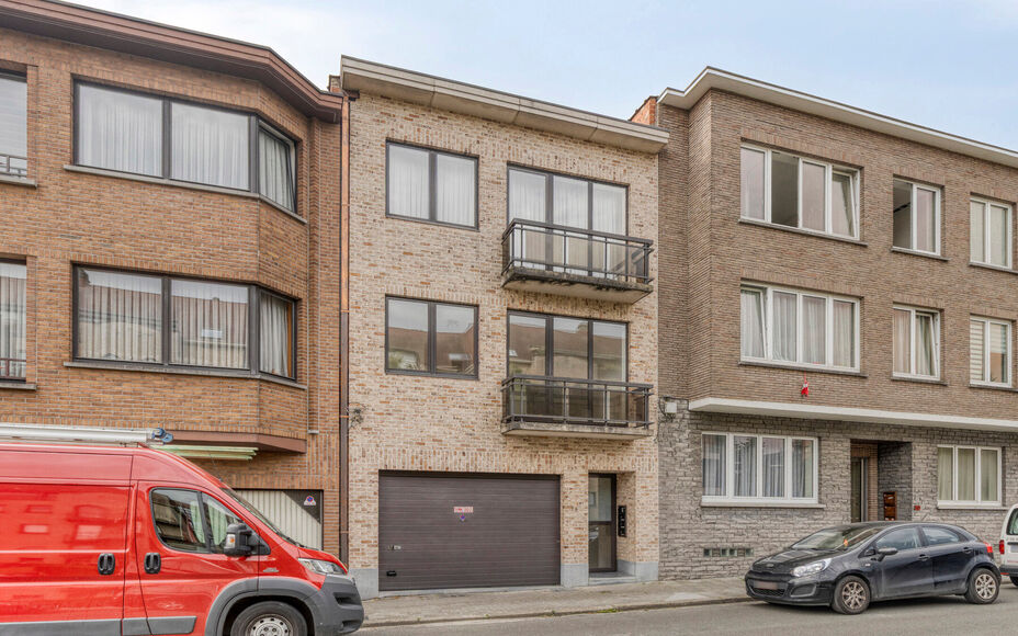 LEEMANS IMMOBILIËN biedt u dit zeer goed onderhouden en tevens volledig instapklaar appartement aan op de eerste verdieping van een kleinschalig residentieel gebouw bestaande uit 3 appartementen in totaliteit. Het appartement bevindt zich in een zeer goe