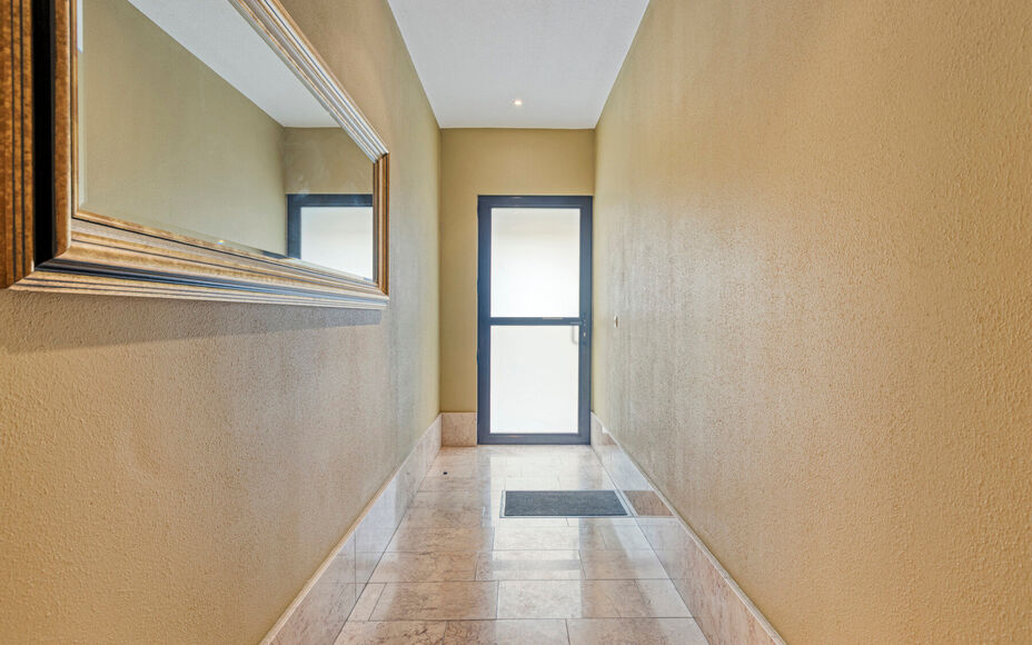 LEEMANS IMMOBILIËN biedt u dit zeer goed onderhouden en tevens volledig instapklaar appartement aan op de eerste verdieping van een kleinschalig residentieel gebouw bestaande uit 3 appartementen in totaliteit. Het appartement bevindt zich in een zeer goe