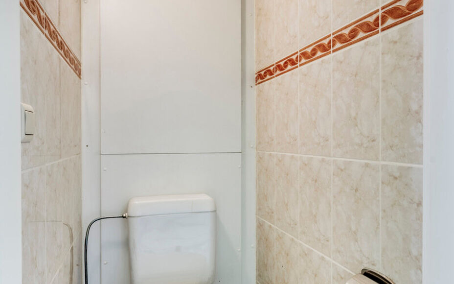LEEMANS IMMOBILIËN biedt u dit zeer goed onderhouden en tevens volledig instapklaar appartement aan op de eerste verdieping van een kleinschalig residentieel gebouw bestaande uit 3 appartementen in totaliteit. Het appartement bevindt zich in een zeer goe
