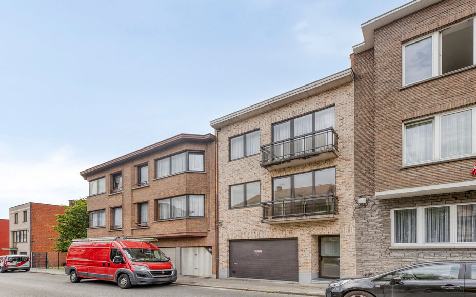 LEEMANS IMMOBILIËN biedt u dit zeer goed onderhouden en tevens volledig instapklaar appartement aan op de eerste verdieping van een kleinschalig residentieel gebouw bestaande uit 3 appartementen in totaliteit. Het appartement bevindt zich in een zeer goe