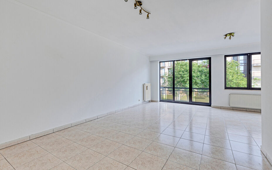 LEEMANS IMMOBILIËN biedt u dit zeer goed onderhouden en tevens volledig instapklaar appartement aan op de eerste verdieping van een kleinschalig residentieel gebouw bestaande uit 3 appartementen in totaliteit. Het appartement bevindt zich in een zeer goe