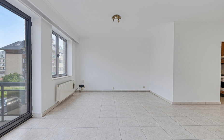 LEEMANS IMMOBILIËN biedt u dit zeer goed onderhouden en tevens volledig instapklaar appartement aan op de eerste verdieping van een kleinschalig residentieel gebouw bestaande uit 3 appartementen in totaliteit. Het appartement bevindt zich in een zeer goe