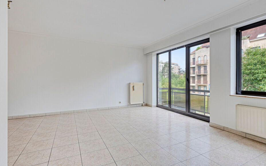 LEEMANS IMMOBILIËN biedt u dit zeer goed onderhouden en tevens volledig instapklaar appartement aan op de eerste verdieping van een kleinschalig residentieel gebouw bestaande uit 3 appartementen in totaliteit. Het appartement bevindt zich in een zeer goe