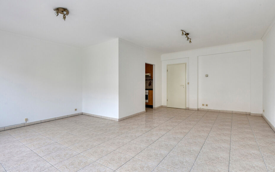 LEEMANS IMMOBILIËN biedt u dit zeer goed onderhouden en tevens volledig instapklaar appartement aan op de eerste verdieping van een kleinschalig residentieel gebouw bestaande uit 3 appartementen in totaliteit. Het appartement bevindt zich in een zeer goe