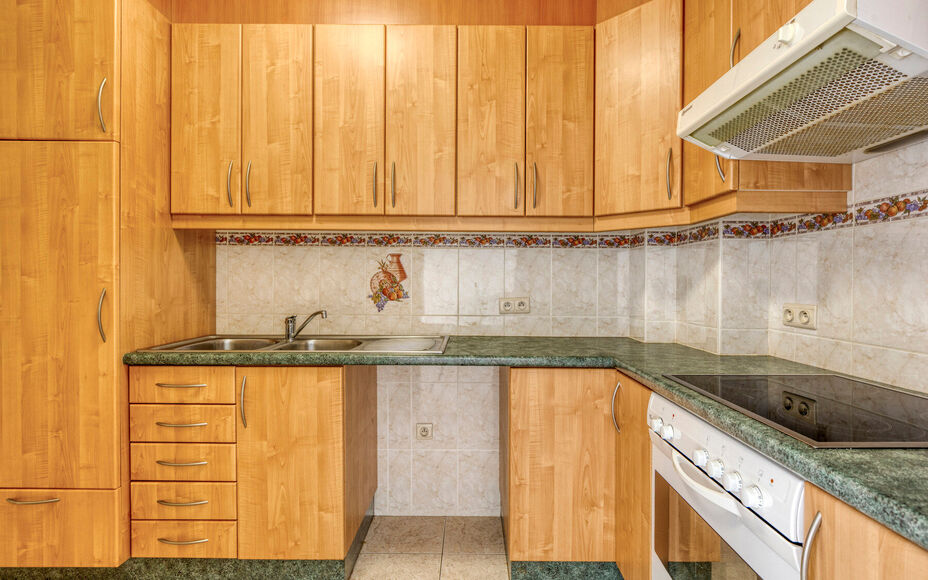 LEEMANS IMMOBILIËN biedt u dit zeer goed onderhouden en tevens volledig instapklaar appartement aan op de eerste verdieping van een kleinschalig residentieel gebouw bestaande uit 3 appartementen in totaliteit. Het appartement bevindt zich in een zeer goe