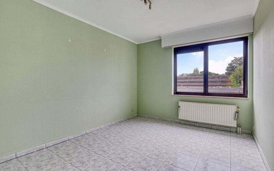 LEEMANS IMMOBILIËN biedt u dit zeer goed onderhouden en tevens volledig instapklaar appartement aan op de eerste verdieping van een kleinschalig residentieel gebouw bestaande uit 3 appartementen in totaliteit. Het appartement bevindt zich in een zeer goe