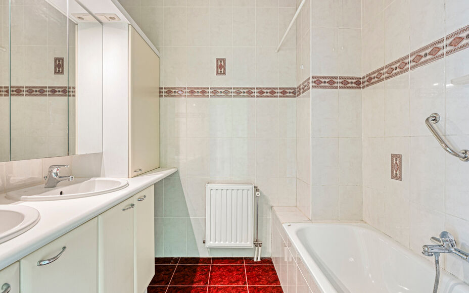 LEEMANS IMMOBILIËN biedt u dit zeer goed onderhouden en tevens volledig instapklaar appartement aan op de eerste verdieping van een kleinschalig residentieel gebouw bestaande uit 3 appartementen in totaliteit. Het appartement bevindt zich in een zeer goe