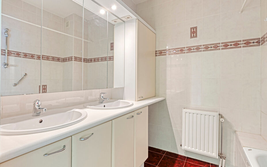 LEEMANS IMMOBILIËN biedt u dit zeer goed onderhouden en tevens volledig instapklaar appartement aan op de eerste verdieping van een kleinschalig residentieel gebouw bestaande uit 3 appartementen in totaliteit. Het appartement bevindt zich in een zeer goe