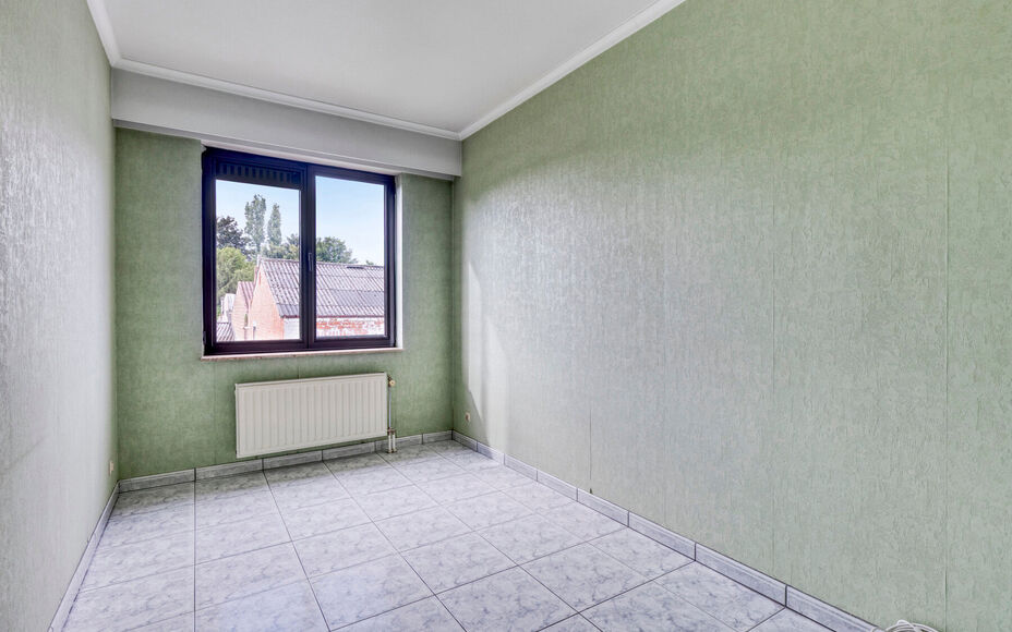 LEEMANS IMMOBILIËN biedt u dit zeer goed onderhouden en tevens volledig instapklaar appartement aan op de eerste verdieping van een kleinschalig residentieel gebouw bestaande uit 3 appartementen in totaliteit. Het appartement bevindt zich in een zeer goe