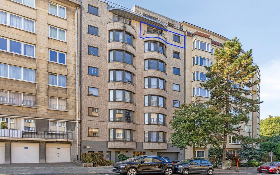 LEEMANS IMMOBILIËN stelt u graag volgend appartement voor, ideaal gelegen in de gemeente Vorst, op de zevende verdieping van een residentieel gebouw.

Met een bewoonbare oppervlakte van 103m² is het appartement als ingedeeld volgt:
Een ruime inkomhal me