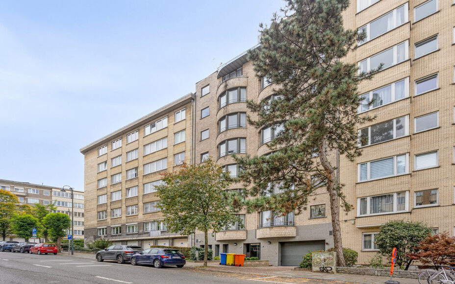 LEEMANS IMMOBILIËN stelt u graag volgend appartement voor, ideaal gelegen in de gemeente Vorst, op de zevende verdieping van een residentieel gebouw.

Met een bewoonbare oppervlakte van 103m² is het appartement als ingedeeld volgt:
Een ruime inkomhal me