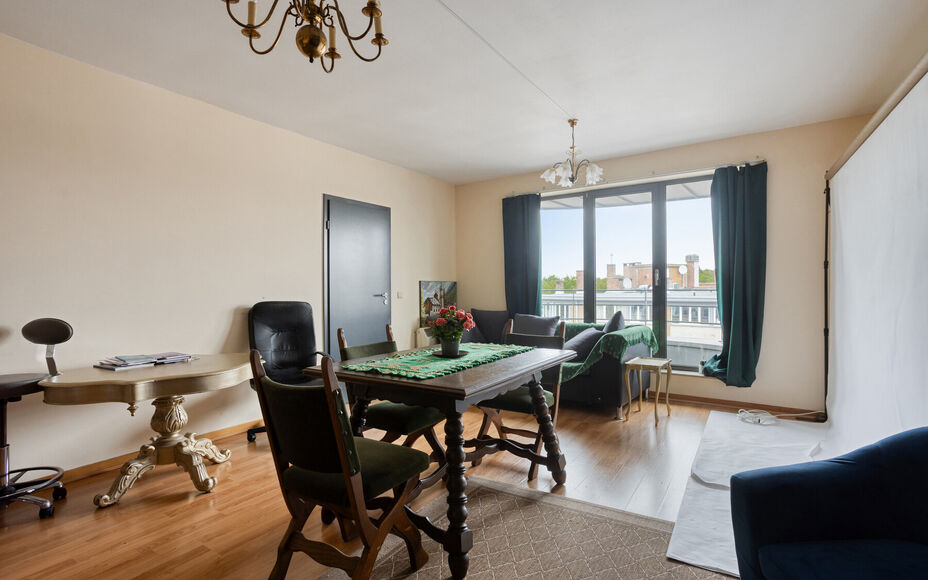 LEEMANS IMMOBILIËN stelt u graag volgend appartement voor, ideaal gelegen in de gemeente Vorst, op de zevende verdieping van een residentieel gebouw.

Met een bewoonbare oppervlakte van 103m² is het appartement als ingedeeld volgt:
Een ruime inkomhal me