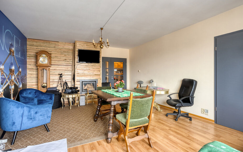 LEEMANS IMMOBILIËN stelt u graag volgend appartement voor, ideaal gelegen in de gemeente Vorst, op de zevende verdieping van een residentieel gebouw.

Met een bewoonbare oppervlakte van 103m² is het appartement als ingedeeld volgt:
Een ruime inkomhal me