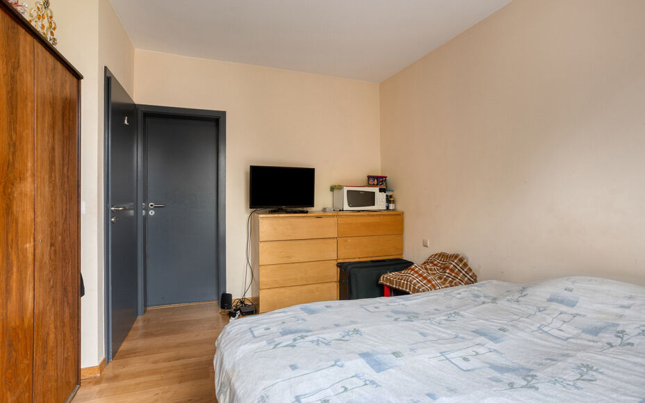 LEEMANS IMMOBILIËN stelt u graag volgend appartement voor, ideaal gelegen in de gemeente Vorst, op de zevende verdieping van een residentieel gebouw.

Met een bewoonbare oppervlakte van 103m² is het appartement als ingedeeld volgt:
Een ruime inkomhal me