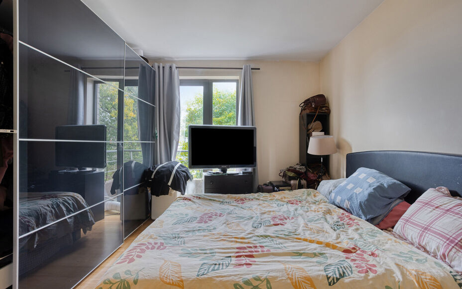 LEEMANS IMMOBILIËN stelt u graag volgend appartement voor, ideaal gelegen in de gemeente Vorst, op de zevende verdieping van een residentieel gebouw.

Met een bewoonbare oppervlakte van 103m² is het appartement als ingedeeld volgt:
Een ruime inkomhal me