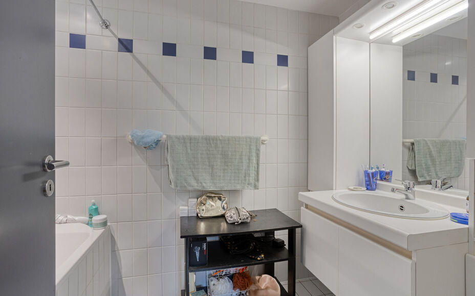 LEEMANS IMMOBILIËN stelt u graag volgend appartement voor, ideaal gelegen in de gemeente Vorst, op de zevende verdieping van een residentieel gebouw.

Met een bewoonbare oppervlakte van 103m² is het appartement als ingedeeld volgt:
Een ruime inkomhal me