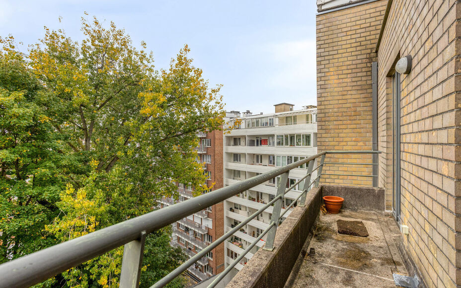 LEEMANS IMMOBILIËN stelt u graag volgend appartement voor, ideaal gelegen in de gemeente Vorst, op de zevende verdieping van een residentieel gebouw.

Met een bewoonbare oppervlakte van 103m² is het appartement als ingedeeld volgt:
Een ruime inkomhal me