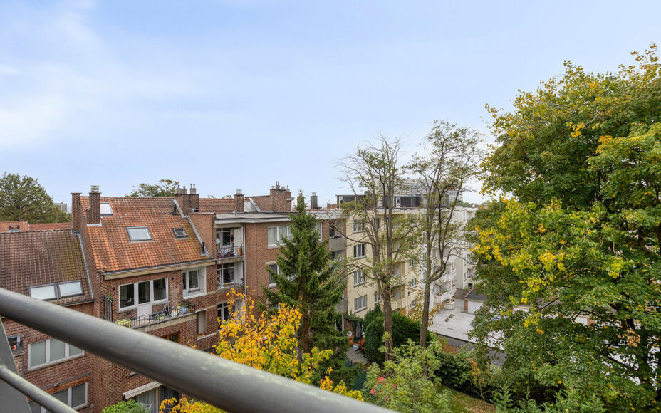 LEEMANS IMMOBILIËN stelt u graag volgend appartement voor, ideaal gelegen in de gemeente Vorst, op de zevende verdieping van een residentieel gebouw.

Met een bewoonbare oppervlakte van 103m² is het appartement als ingedeeld volgt:
Een ruime inkomhal me