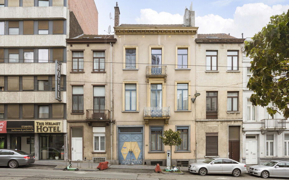 LEEMANS immobiliën biedt U dit te renoveren opbrengsteigendom aan in het centrum van Schaarbeek rechtover de bekende LUCA School of Arts. 
Het grote voorgebouw laat stedenbouwkundig gezien 3 ruime woongelegenheden (Appartementen) toe en het achtergebouw 