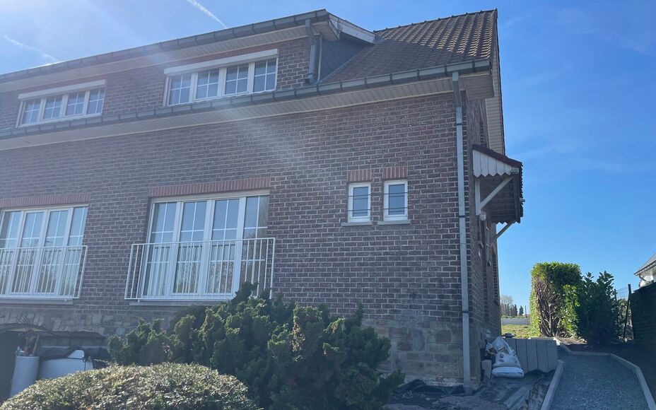 Leemans Immobiliën vous présente cette maison entièrement rénovée, idéalement située au cœur d'Asse.
Grâce à son emplacement privilégié, commerces, écoles, installations sportives, transports en commun et de nombreux itinéraires piétonniers