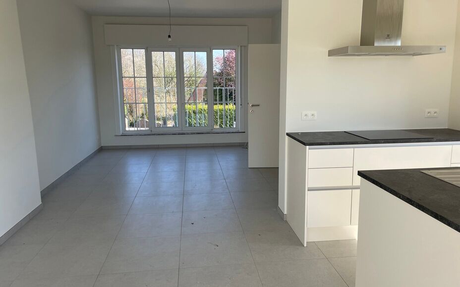 Leemans Immobiliën vous présente cette maison entièrement rénovée, idéalement située au cœur d'Asse.
Grâce à son emplacement privilégié, commerces, écoles, installations sportives, transports en commun et de nombreux itinéraires piétonniers