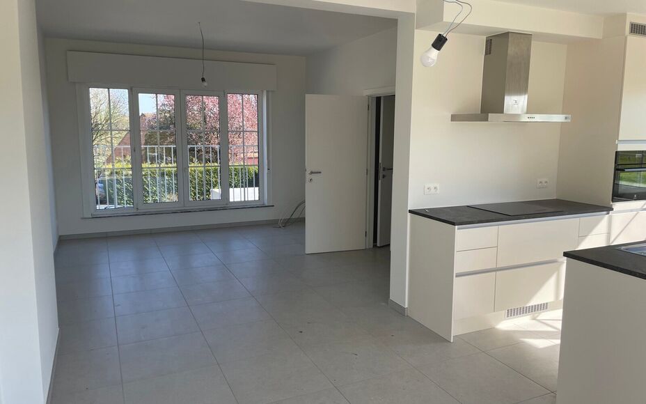 Leemans Immobiliën vous présente cette maison entièrement rénovée, idéalement située au cœur d'Asse.
Grâce à son emplacement privilégié, commerces, écoles, installations sportives, transports en commun et de nombreux itinéraires piétonniers