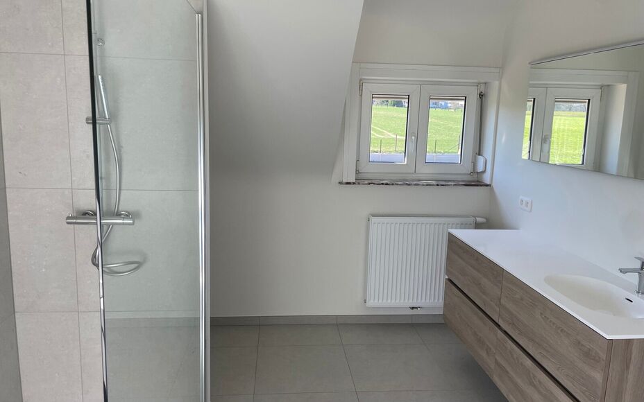 Leemans Immobiliën vous présente cette maison entièrement rénovée, idéalement située au cœur d'Asse.
Grâce à son emplacement privilégié, commerces, écoles, installations sportives, transports en commun et de nombreux itinéraires piétonniers