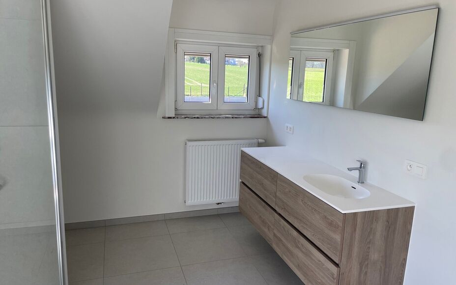 Leemans Immobiliën vous présente cette maison entièrement rénovée, idéalement située au cœur d'Asse.
Grâce à son emplacement privilégié, commerces, écoles, installations sportives, transports en commun et de nombreux itinéraires piétonniers