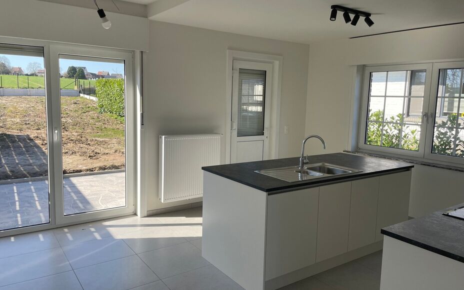 Leemans Immobiliën vous présente cette maison entièrement rénovée, idéalement située au cœur d'Asse.
Grâce à son emplacement privilégié, commerces, écoles, installations sportives, transports en commun et de nombreux itinéraires piétonniers