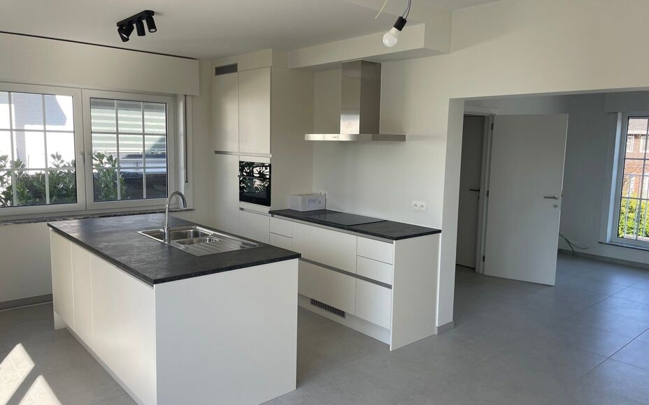 Leemans Immobiliën vous présente cette maison entièrement rénovée, idéalement située au cœur d'Asse.
Grâce à son emplacement privilégié, commerces, écoles, installations sportives, transports en commun et de nombreux itinéraires piétonniers