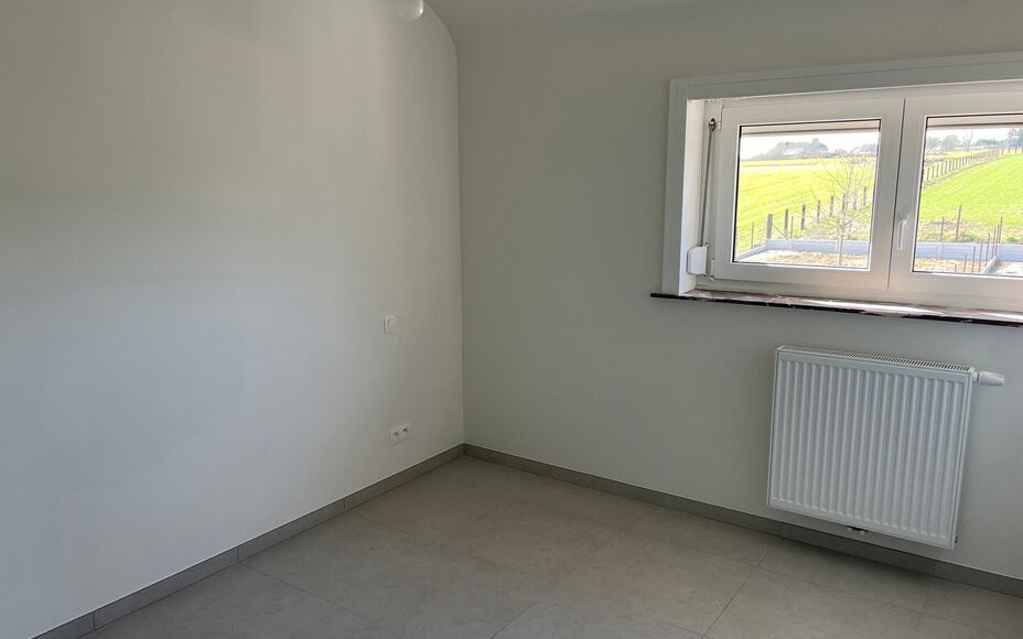 Leemans Immobiliën vous présente cette maison entièrement rénovée, idéalement située au cœur d'Asse.
Grâce à son emplacement privilégié, commerces, écoles, installations sportives, transports en commun et de nombreux itinéraires piétonniers