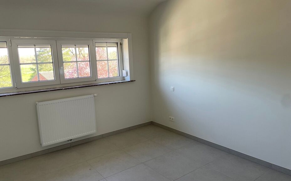 Leemans Immobiliën vous présente cette maison entièrement rénovée, idéalement située au cœur d'Asse.
Grâce à son emplacement privilégié, commerces, écoles, installations sportives, transports en commun et de nombreux itinéraires piétonniers